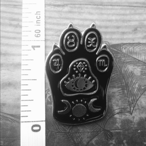 🦇 New Gifty Occult Cat Paw Lapel Pin - Picture 2 of 5